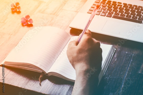 Obraz Ręczne pisanie na notebooku.