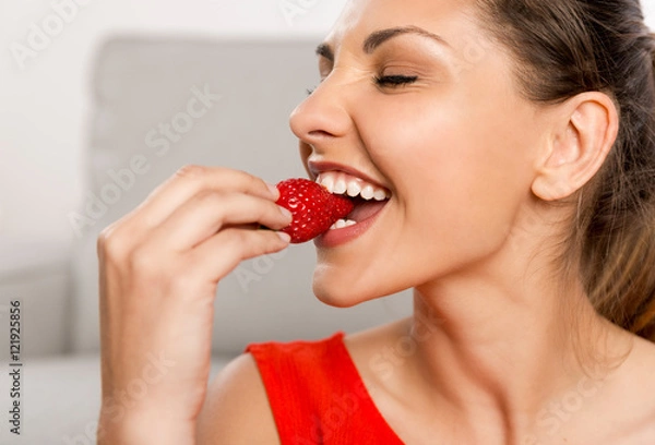 Obraz She loves strawberries