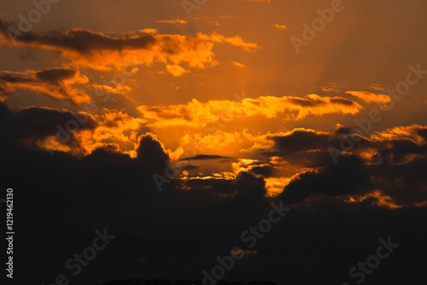 Fototapeta Nubes de atardecer con el sol de fondo