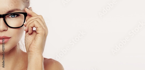 Fototapeta Zbliżenie portret młodej kobiety piękne twarz w okularach na różowym tle z miejsca na kopię. Pojęcie wzroku, pielęgnacji oczu i medycyny.