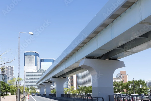 Fototapeta 東京都市風景　豊洲　再開発地区　臨海副都心　新豊洲駅前　快晴　青空