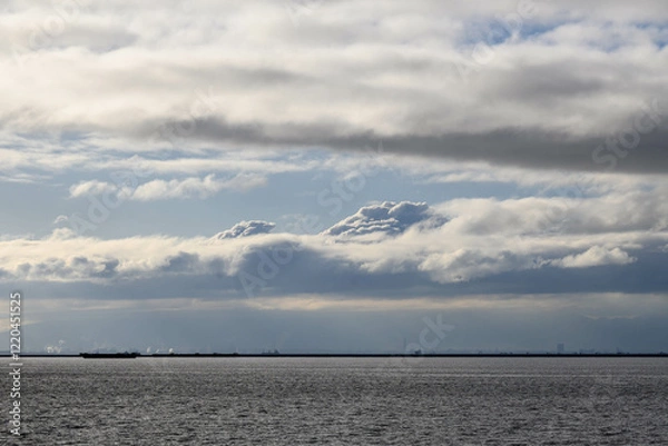 Fototapeta 兵庫県芦屋市の南芦屋浜より大阪湾を隔てて向井岸の大阪南港、和歌山方面を臨む