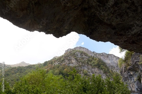 Obraz mountains forming a crack in the blue sky