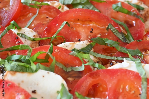 Obraz Tomatensalat mit Mozzarellakäse und Basilikumstreifen