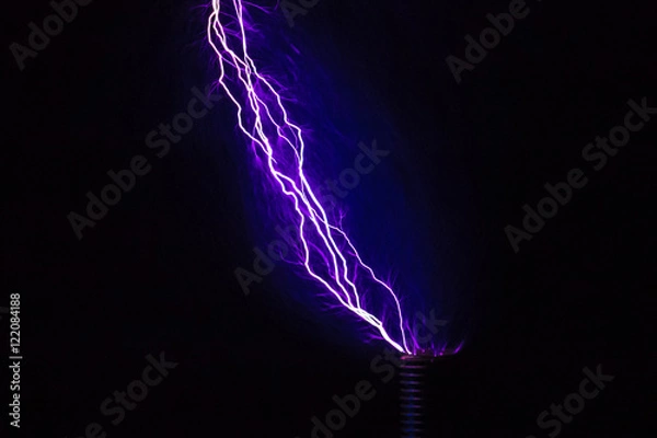 Obraz Blitze mit einer Teslaspule in dunklen Raum