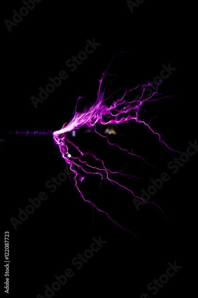 Obraz Blitze mit einer Teslaspule in dunklen Raum