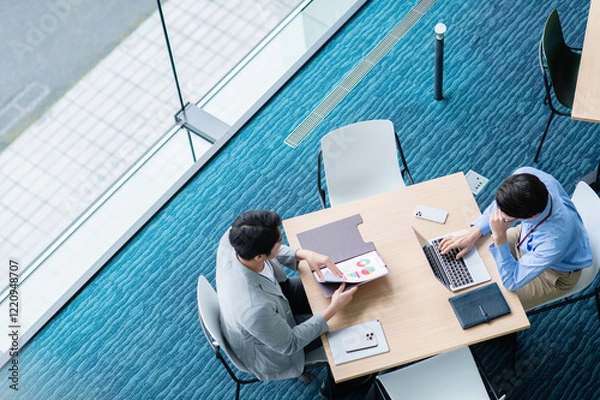 Obraz オフィスで打合せするビジネスマン【撮影協力：スカパー東京メディアセンター】