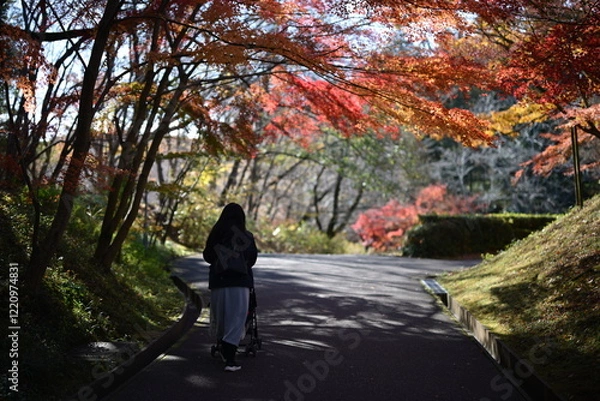 Obraz 秋の紅葉の中を歩く女性