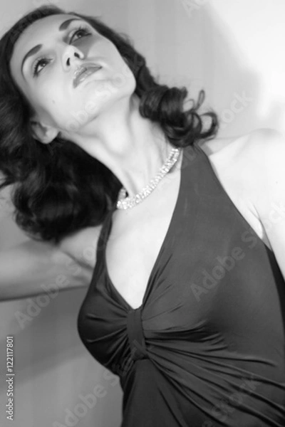 Fototapeta Портрет красивой девушки в образе знаменитой голливудской кинодивы портрет мода кино ностальгия макияж прическа