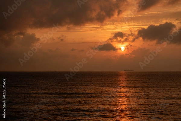 Obraz The morning or evening orange sun over the sea.