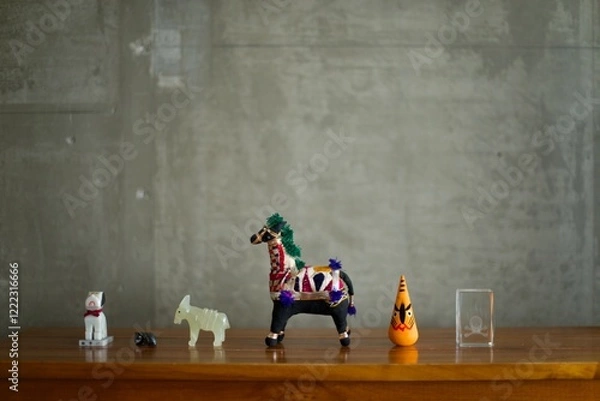 Obraz テーブルに並べた民芸品や雑貨