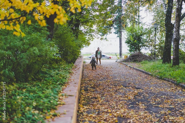 Obraz Мама и ребёнок мальчик играют осенью в парке в мячик