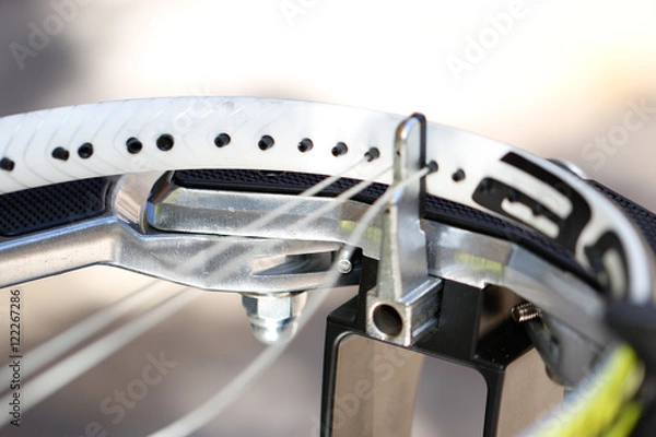 Obraz Przedmioty: Rakieta tenisowa naciągnięta przez człowieka