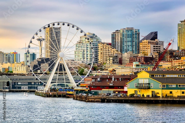 Fototapeta Nabrzeże Seattle i panorama o zmierzchu w złotym świetle