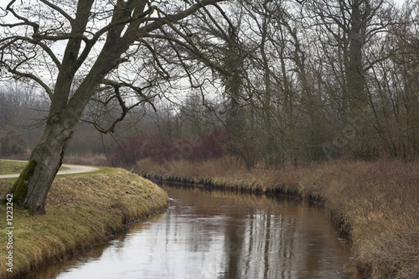 Fototapeta walking path along the bank of a curvy river