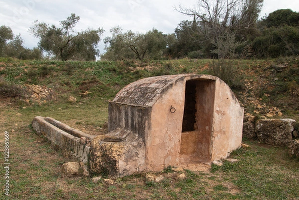 Fototapeta Viejo pozo  cubierto, con abrevadero, en Jana, provincia de Castellón, España