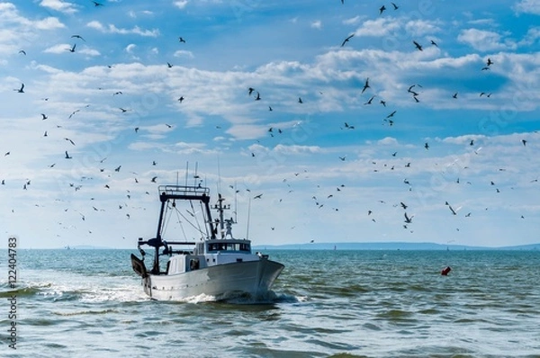 Fototapeta Powrót z połowu trawlera.