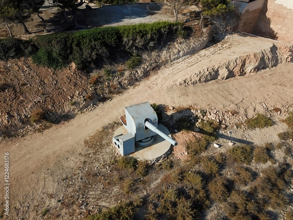 Fototapeta Kanone an einer Hafeneinfahrt.