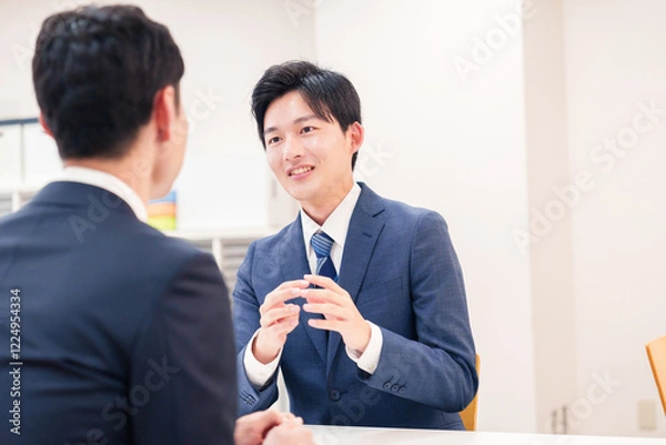 Fototapeta 窓口で来客の対応をするビジネスマン