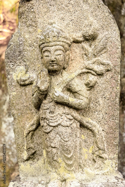 Fototapeta 親しげに声をかけてくれている路傍の摩崖仏