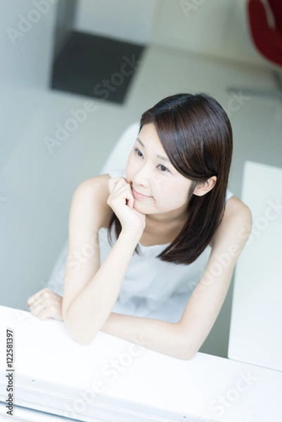 Fototapeta 考える女性