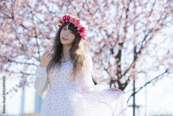 Fototapeta 桜の花を楽しむ女性