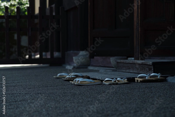 Fototapeta 日本のお寺・朝の法要中のお坊さんの草履の並んだ風景