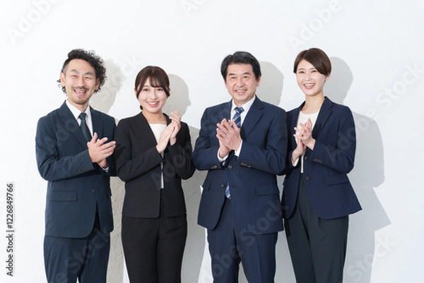 Fototapeta 拍手する笑顔のビジネスマン複数人