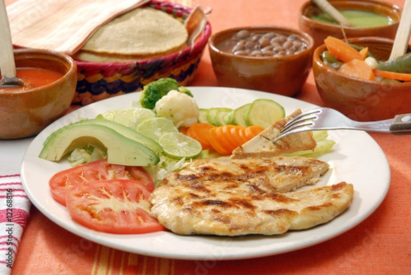 Fototapeta Pechuga de pollo asada a la plancha con ensalada y frijoles