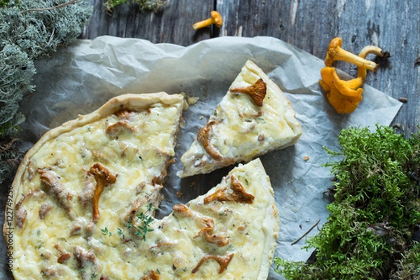 Obraz Cheese and chanterelles pie