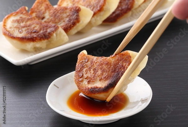 Fototapeta 餃子を食べる