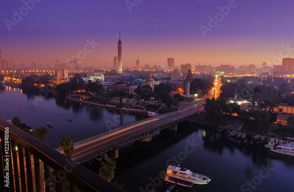 Obraz CAIRO - EGIPT - GRUDZIEŃ 2010: panorama Kairu i Nilu, ruch rano, wschód słońca, widok z góry, wieża kairska, budynki, auto i łodzie.