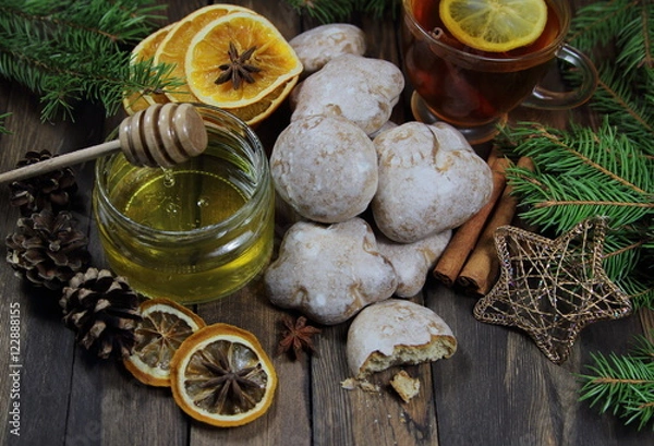 Obraz пряники с медом ,чаем,еловыми ветками и елочной игрушкой