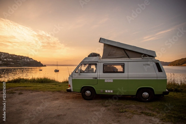 Fototapeta Kleiner Campingbus mit Klappdach am Meer zum Sonnenuntergang