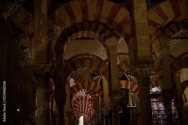 Obraz The interior of the Mosque-Cathedral of Córdoba, featuring its iconic columns and horseshoe arches, a masterpiece of Moorish and Spanish architecture in Andalusia, Spain