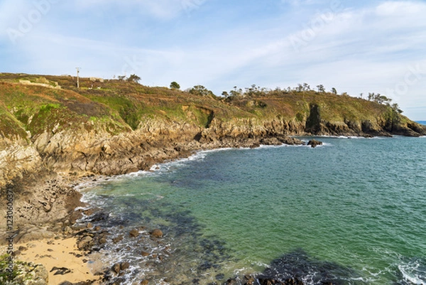 Obraz Bord de mer dans la rade de Brest, où les eaux turquoises de la mer d'Iroise scintillent sous un ciel bleu voilé, créant une ambiance douce et lumineuse.