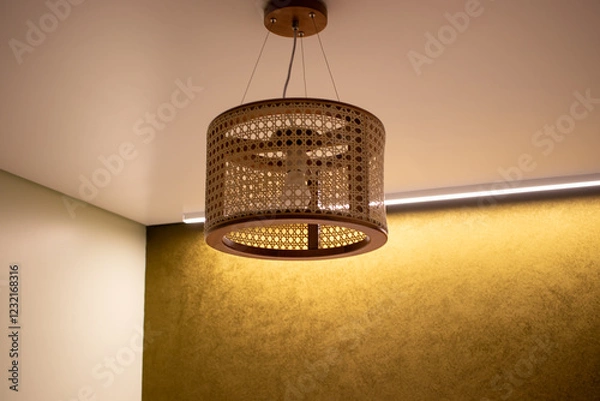 Fototapeta Luminária de teto feito de bambu com perfil de led com cor quente ao fundo. 