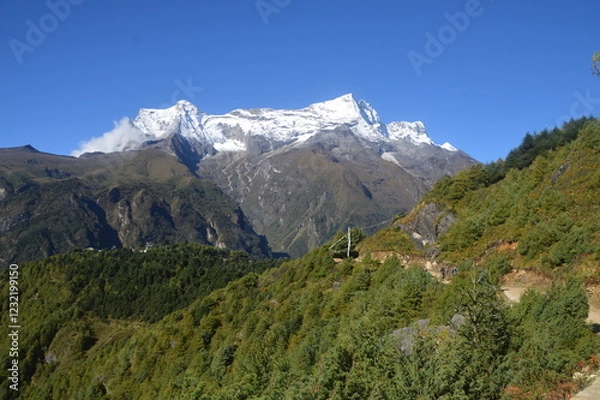 Fototapeta Hiking in the stunning Khumbu Valley surrounded by glaciars and snowy peaks in the Himalayan Everest Base Camp Trek