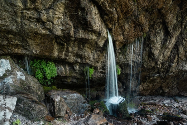 Fototapeta water falling from a cliff