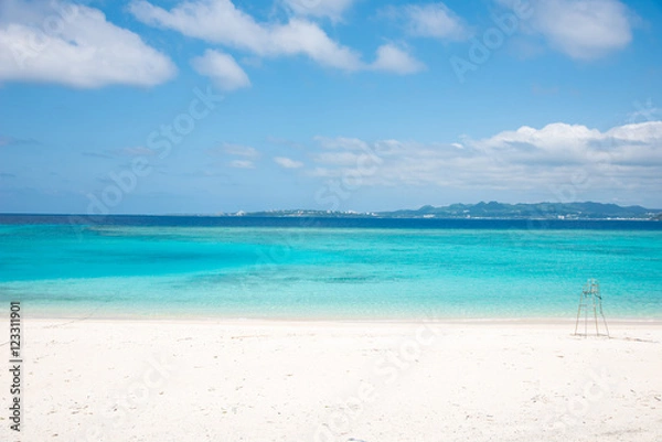 Fototapeta Cobalt blue of the sea and the sky, Minnajima Island, okinawa, japan / 沖縄水納島ビーチ　コバルトブルーの海と空

