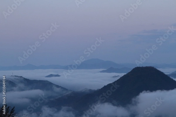 Obraz 雲海に浮かぶ山