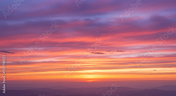 Fototapeta 저녁 노을이 서서히 저물어 주황색의 햇빛과 보라색의 어둠이 환상의 그라데이션을 만드는 무드있고 분위기 있는 하늘과 구름 이미지