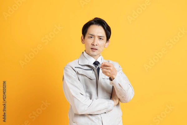 Fototapeta 工事の作業着を着た日本人男性