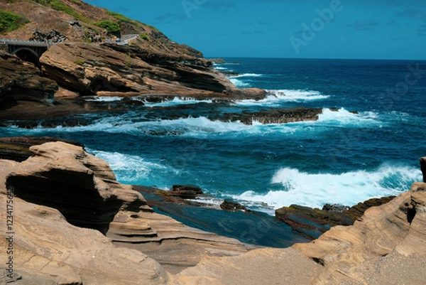 Fototapeta 美しい海岸線と波が打ち寄せる岩場の風景