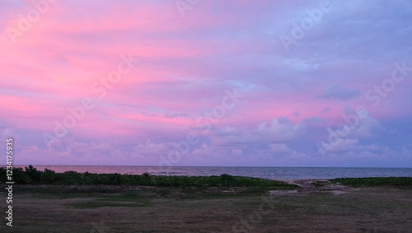 Fototapeta 美しいピンクと紫のグラデーションの夕焼け空と海