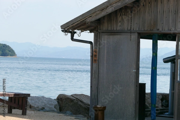 Fototapeta 海辺の喫煙所と静かな風景