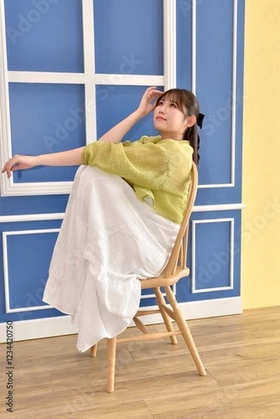Obraz 椅子に座る若い女性