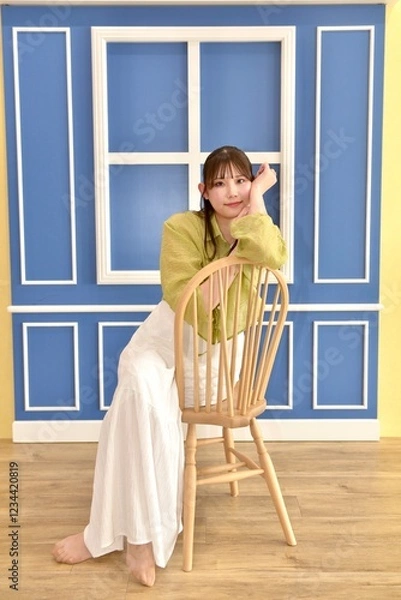 Obraz 椅子に座る若い女性