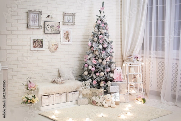 Obraz Pokój bożonarodzeniowy w stylu shabby chic. Udekorowane drzewo noworoczne z pudełkami na prezenty pod nim w pobliżu okna wieczorem.