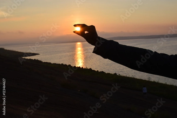 Obraz hand capture the sun